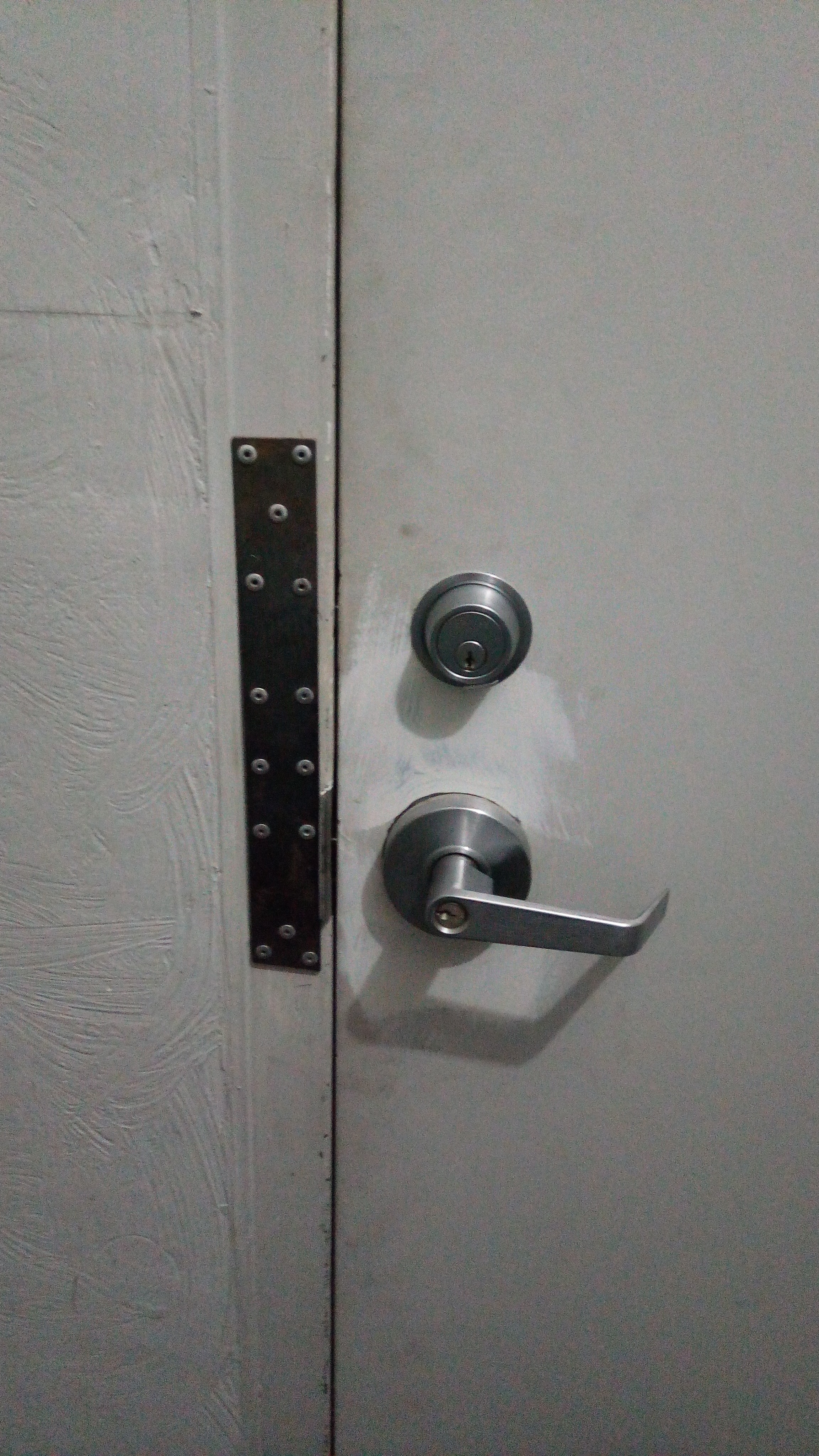 Kick-in resistance plate